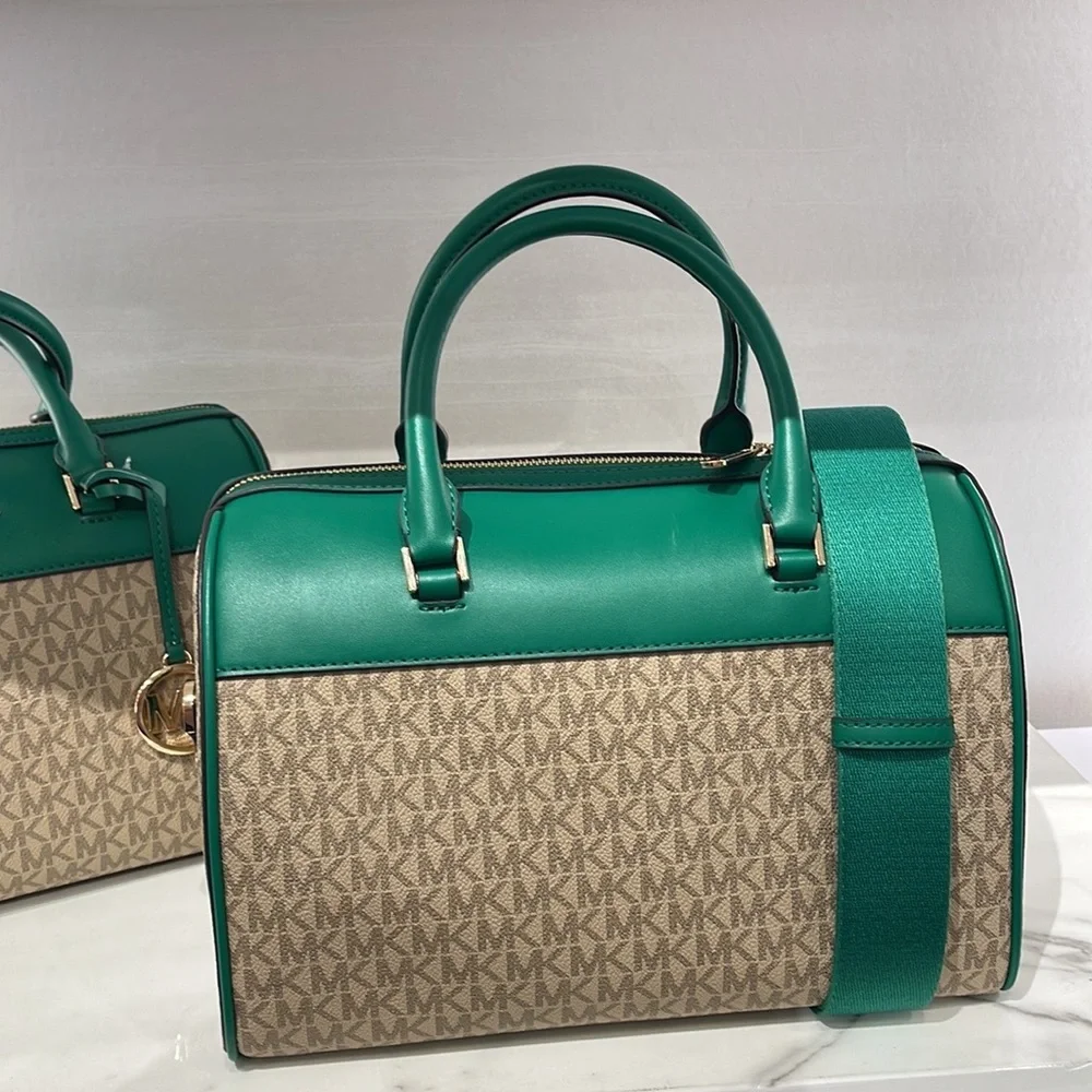 Michael Kors med Duffel Travel - Leather/Coated

PALMETTO GREEN 
MD DUFFLE

NWT - Picture 15 of 16